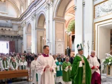 O papa chega a pé à catedral de Albano, sede diocesana à qual pertence Castel Gandolfo.