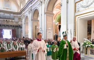 O papa chega a pé à catedral de Albano, sede diocesana à qual pertence Castel Gandolfo.