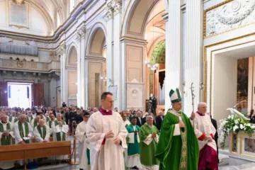 O papa chega a pé à catedral de Albano, sede diocesana à qual pertence Castel Gandolfo