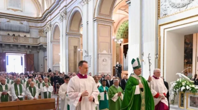 O papa chega a pé à catedral de Albano, sede diocesana à qual pertence Castel Gandolfo ?? 