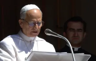 Papa reza o Ângelus em Castel Gandolfo.