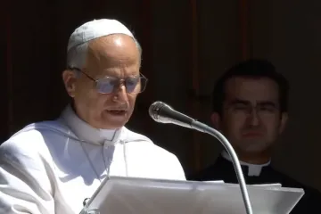 Papa reza o Ângelus em Castel Gandolfo.