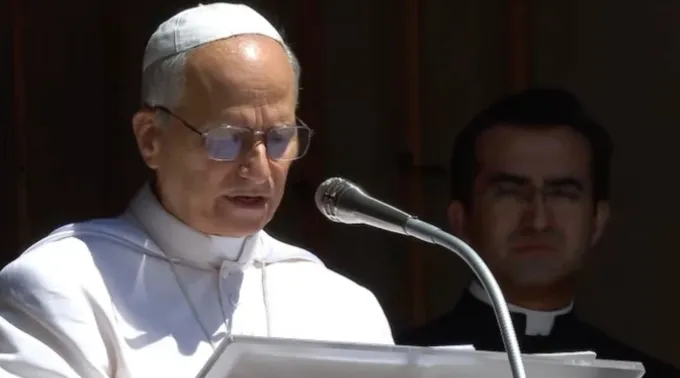 Papa reza o Ângelus em Castel Gandolfo. ?? 