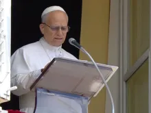 O papa Leão XIV na janela do Palácio Apostólica para rezar o Ângelus