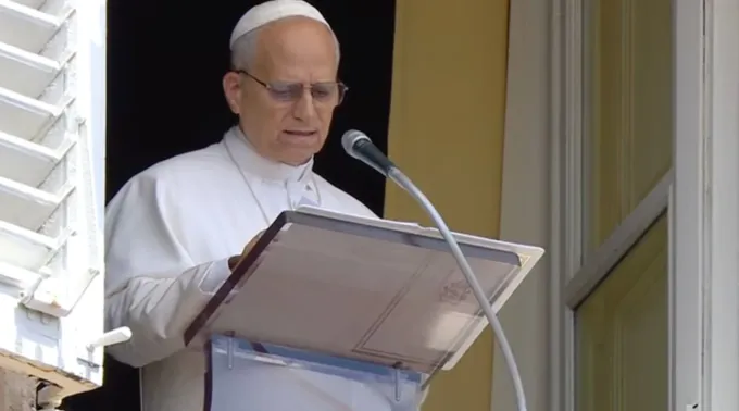 O papa Leão XIV na janela do Palácio Apostólica para rezar o Ângelus