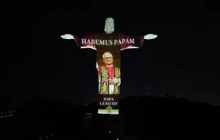 Projeção do Habemus Papam na estátua do Cristo Redentor no Rio de Janeiro (RJ).