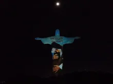 Projeção de Santa Dulce dos Pobres na estátua do Cristo Redentor.