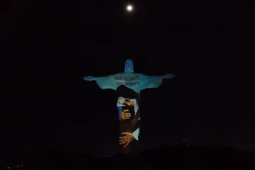 Projeção de Santa Dulce dos Pobres na estátua do Cristo Redentor.