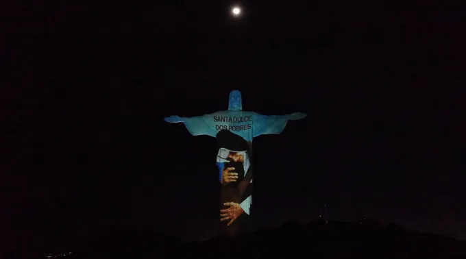 Projeção de Santa Dulce dos Pobres na estátua do Cristo Redentor. ?? 