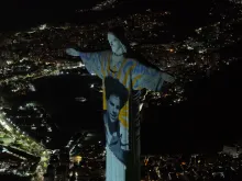 Projeção de são Carlo Acutis no Cristo Redentor