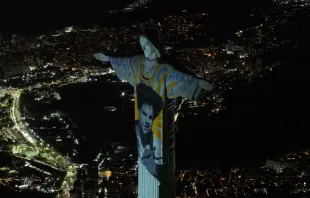 Projeção de são Carlo Acutis no Cristo Redentor
