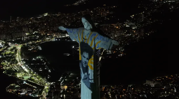 Projeção de são Carlo Acutis no Cristo Redentor
