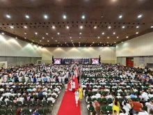 Celebração do sacramento da crisma no Centro de Convenções do Ceará.