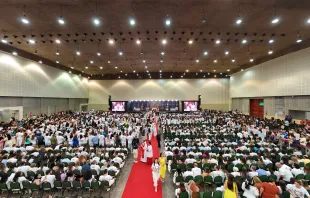 Celebração do sacramento da crisma no Centro de Convenções do Ceará.