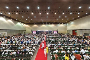Celebração do sacramento da crisma no Centro de Convenções do Ceará.