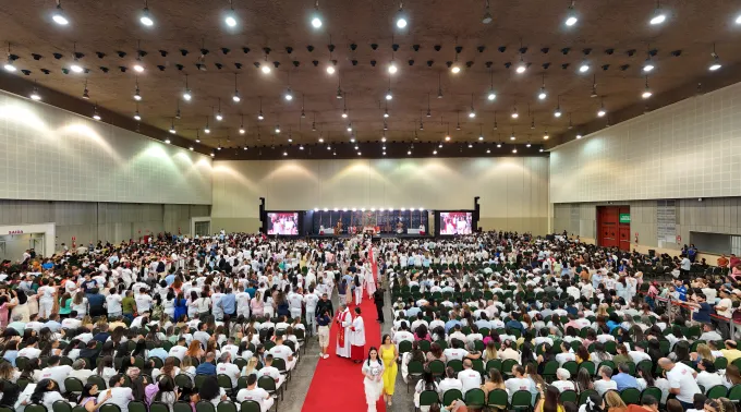 Celebração do sacramento da crisma no Centro de Convenções do Ceará. ?? 