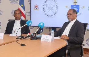 O bispo de Santiago de Cabo Verde, dom Arlindo Furtado, e o bispo de Mindelo, dom Ildo Fortes
