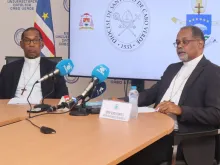 O bispo de Santiago de Cabo Verde, dom Arlindo Furtado, e o bispo de Mindelo, dom Ildo Fortes