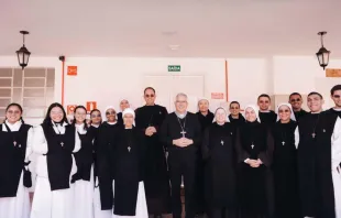 Dom Devair e religiosos do Instituto Hesed.