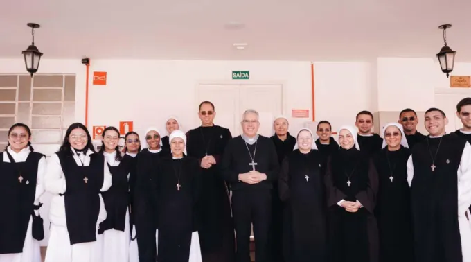 Dom Devair e religiosos do Instituto Hesed. ?? 