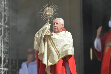 Dom Gil Antônio Moreira, arcebispo de Juiz de Fora, com o Santíssimo Sacramento.