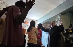 O arcebispo de Fortaleza, dom Gregório Paixão, OSB, fazendo missão em Oitão Preto, Fortaleza (CE).