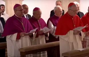 Dom Ilson de Jesus Montanari é o primeiro à esquerda no segundo banco da Capela da Casa Santa Marta no rito de constatação da morte do papa Francisco em 21 de abril de 2025.