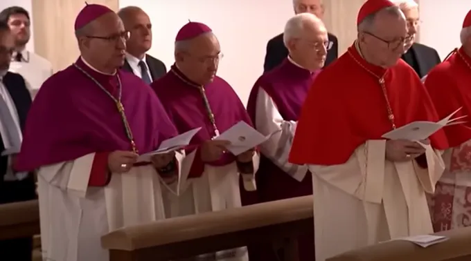 Dom Ilson de Jesus Montanari é o primeiro à esquerda no segundo banco da Capela da Casa Santa Marta no rito de constatação da morte do papa Francisco em 21 de abril de 2025. ?? 