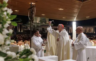 O arcebispo de Porto Alegre (RS), dom Jaime Spengler, abençoa nova cruz na Capela das Aparições em Fátima, Portugal.