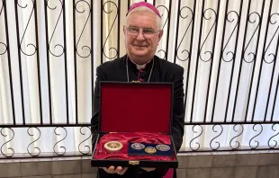 Dom Mário Marquez com as relíquias de santa Teresinha do Menino Jesus, são Luís Martin e santa Zélia Guérin