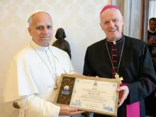 Dom Orlando Brandes entrega convite ao papa Leão XIV