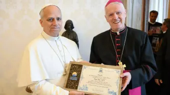 Dom Orlando Brandes entrega convite ao papa Leão XIV