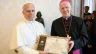 Dom Orlando Brandes entrega convite ao papa Leão XIV