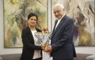 A representante da Palestina em Portugal, Rawam Sulaiman, e dom José Ornelas