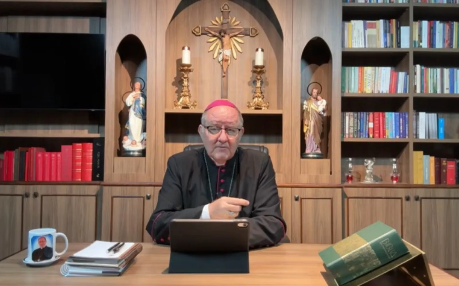 Não sejamos tão néscios de acreditar que ideologia e ditadura traz o bem-estar para as pessoas, diz bispo