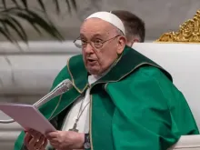 Papa Francisco na missa dominical da Palavra de Deus na basílica de São Pedro. | Crédito. Daniel Ibáñez / ACI Prensa