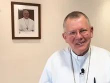 Dom Jaime Spengler felicitando o papa Fransciso por seu 11 anos de pontificado