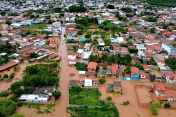 Cidade de Espinosa alagada