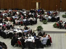 Delegados do Sínodo da Sinodalidade se reúnem em mesas redondas de discussão em 21 de outubro de 2023.