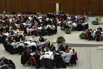 Delegados do Sínodo da Sinodalidade se reúnem em mesas redondas de discussão em 21 de outubro de 2023.