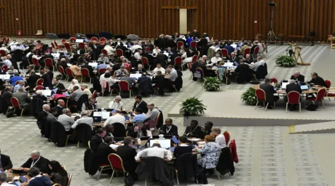 Delegados do Sínodo da Sinodalidade se reúnem em mesas redondas de discussão em 21 de outubro de 2023. ?? 