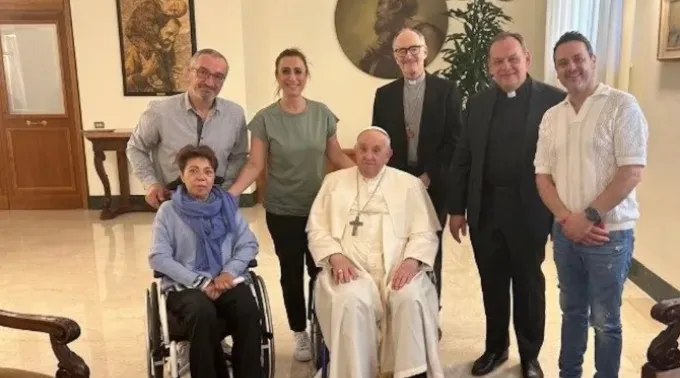Maria José Marques da Silva Carvalho com o Papa Francisco no dia 14 de abril ?? 