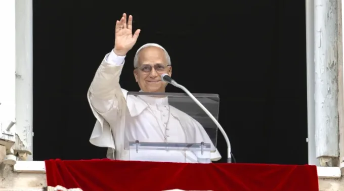 Papa Leão XIV acena para a multidão na sua mensagem do Ângelus em 24 de agosto de 2025. ?? 