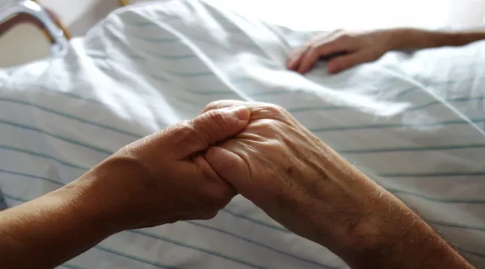 Mãos segurando uma à outra em hospital ?? 