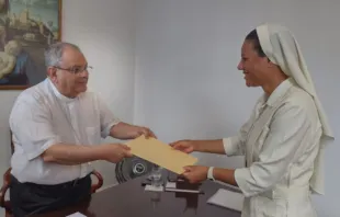 Dom Joel Portella Amado recebe documento para abertura do processo de beatificação de padre Siqueira