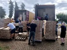 Voluntários carregam ajuda humanitária para ser enviada à Ucrânia .