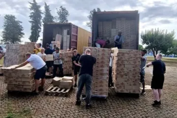 Voluntários carregam ajuda humanitária para ser enviada à Ucrânia