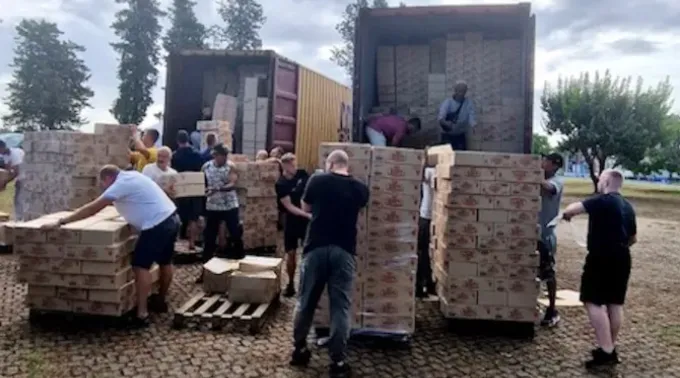 Voluntários carregam ajuda humanitária para ser enviada à Ucrânia ?? 