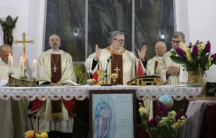O Cardeal Claudio Gugerotti celebra a Divina Liturgia na Igreja do Santuário de São Paulo em Tabbaleh, Damasco, em 25 de janeiro de 2025.