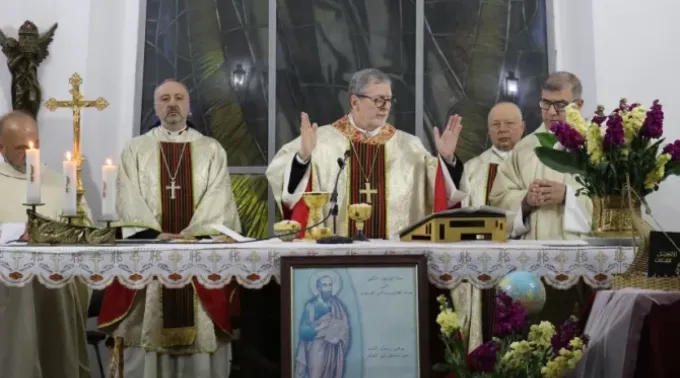 O Cardeal Claudio Gugerotti preside a Divina Liturgia na Igreja do Santuário de São Paulo em Tabbaleh, Damasco, em 25 de janeiro de 2025. ?? 